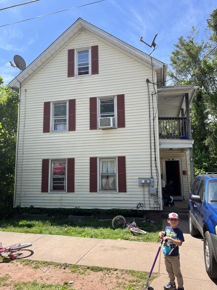 Meriden Ct Portolio portfolio of 11 properties for sale on LoopNet.ca - Primary Photo - Image 3 of 5