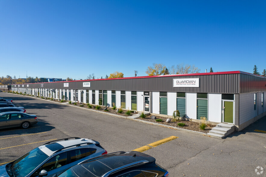 4532-4542 Manilla Rd SE, Calgary, AB à louer - Photo du bâtiment - Image 3 de 12