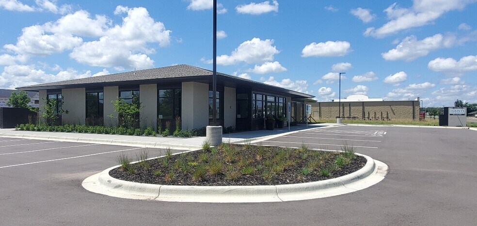 401 NE Cherrywood St, Isanti, MN à louer - Photo du bâtiment - Image 2 de 2