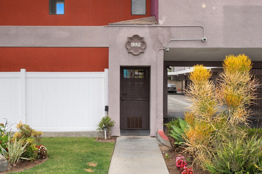1225 W 166th St, Gardena, CA à vendre - Photo du bâtiment - Image 3 de 36