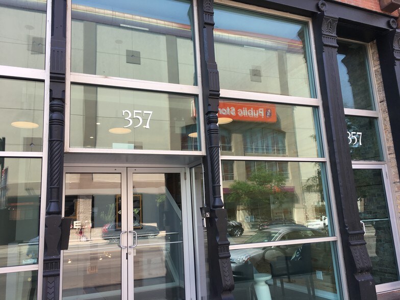 357 W Chicago Ave, Chicago, IL for lease - Building Photo - Image 2 of 7