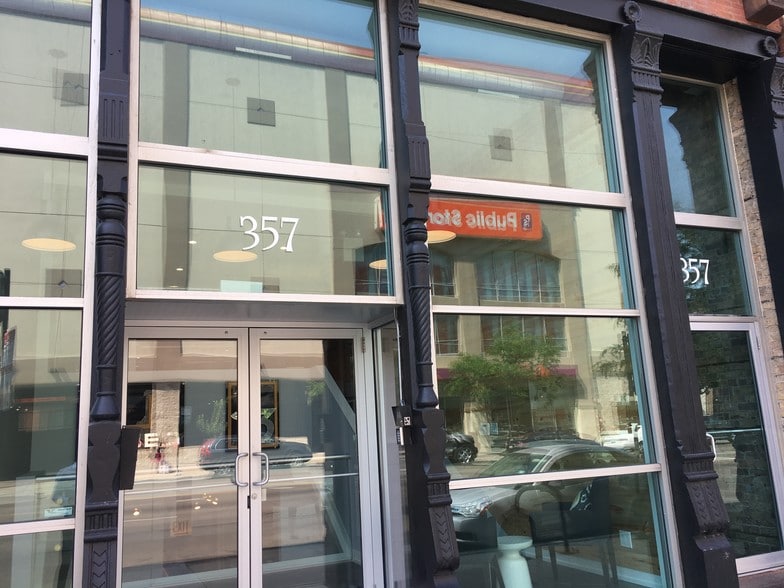 357 W Chicago Ave, Chicago, IL à louer - Photo du bâtiment - Image 3 de 9