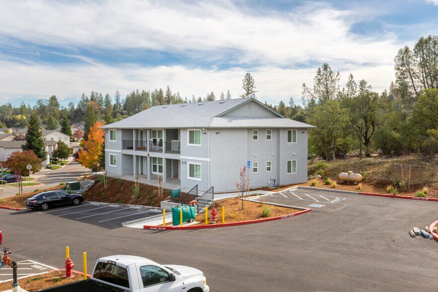 575-579 Racquet Way, Diamond Springs, CA à vendre - Photo du bâtiment - Image 2 de 19