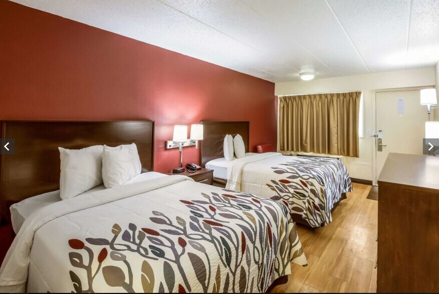 966 S Outer Dr, Saginaw, MI à vendre - Photo du bâtiment - Image 2 de 4