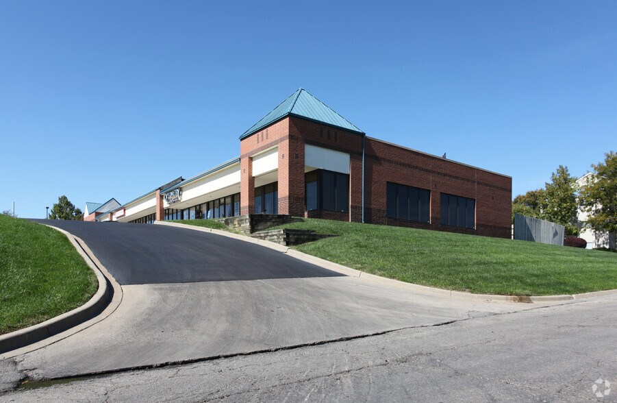3300 Bob Billings Pky, Lawrence, KS à louer - Photo du bâtiment - Image 2 de 13