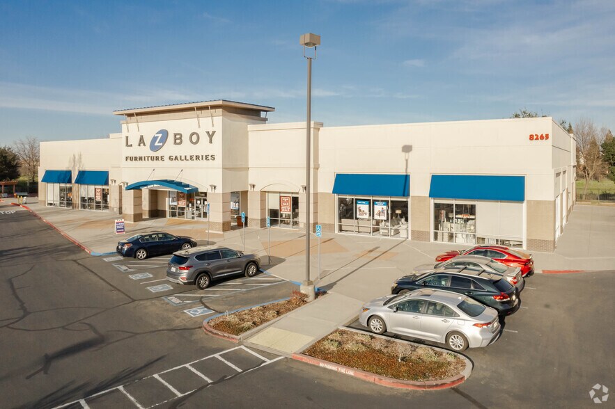 8265 Laguna Blvd, Elk Grove, CA à louer - Photo du bâtiment - Image 2 de 5