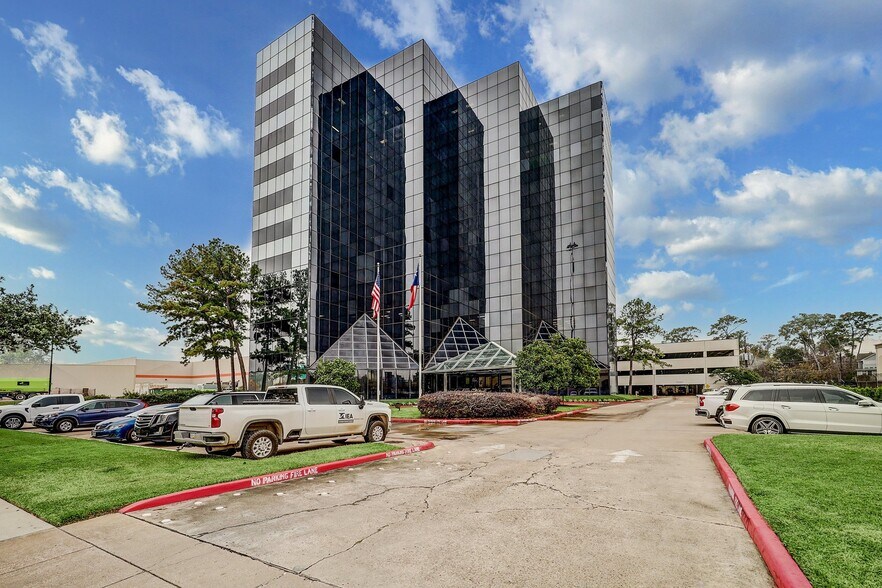 1111 N Loop W, Houston, TX à louer - Photo principale - Image 1 de 29