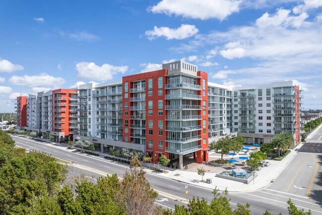 Plus de détails pour 7671 NW 107th Ave, Doral, FL - Commerce de détail à louer