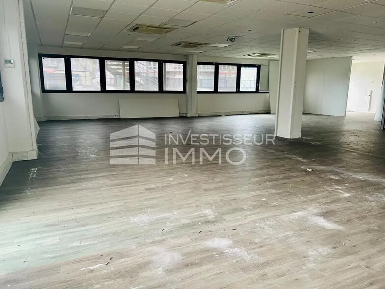 Flex in Antony for lease - Interior Photo - Image 1 of 2