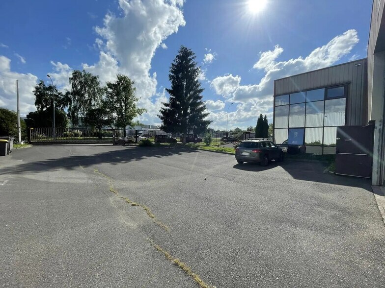 Local d'activités dans Marines à vendre - Photo du bâtiment - Image 2 de 12