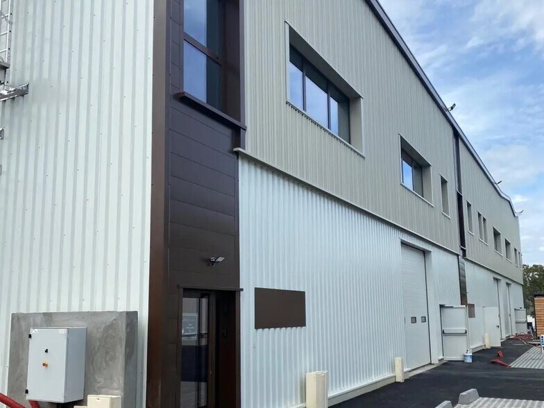 Office in Osny for lease - Building Photo - Image 2 of 9