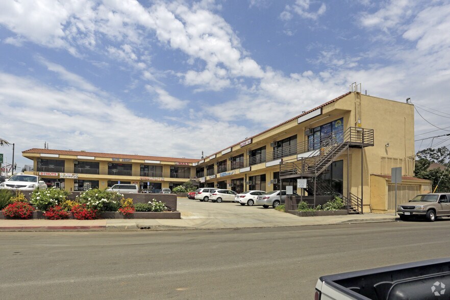 4555-4557 E 3rd St, Los Angeles, CA à louer - Photo du bâtiment - Image 2 de 7