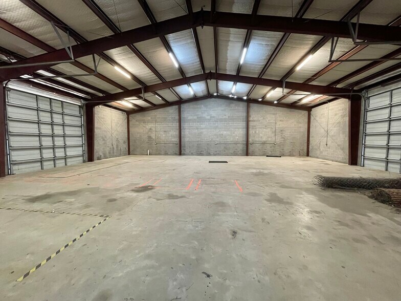 500 E Plantation Dr, Clute, TX à vendre - Photo intérieure - Image 3 de 24
