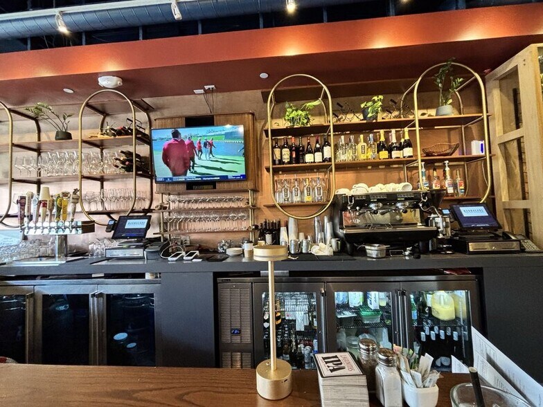 525 Santa Monica Blvd, Santa Monica, CA for lease - Building Photo - Image 3 of 10