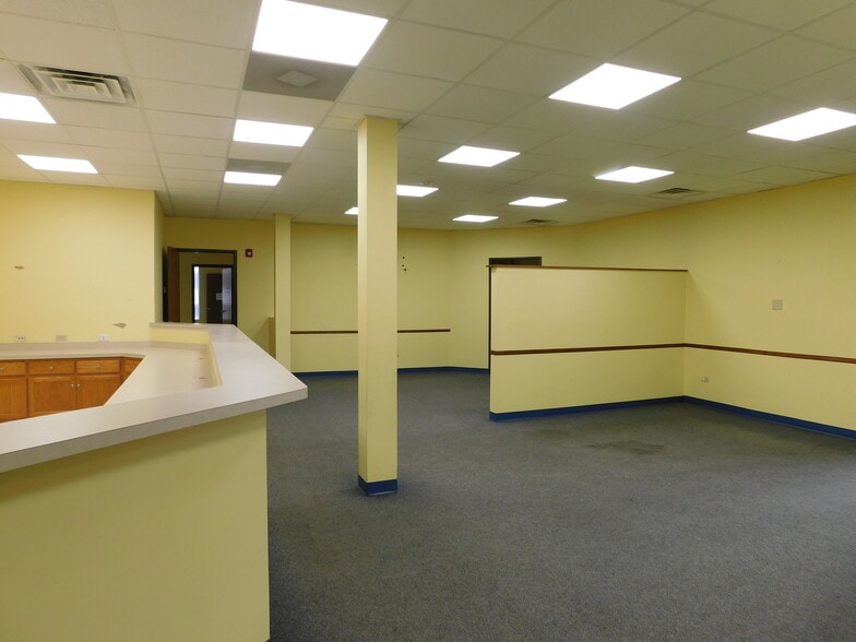 700 W Jefferson St, Shorewood, IL for sale - Interior Photo - Image 2 of 10