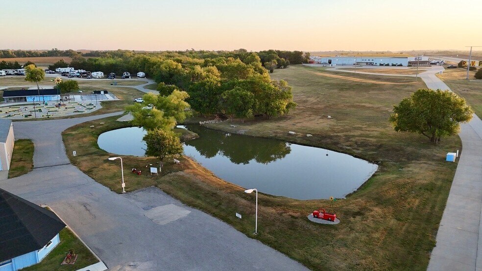 2500 Mink Rd, Abilene, KS à vendre - Photo du bâtiment - Image 2 de 4
