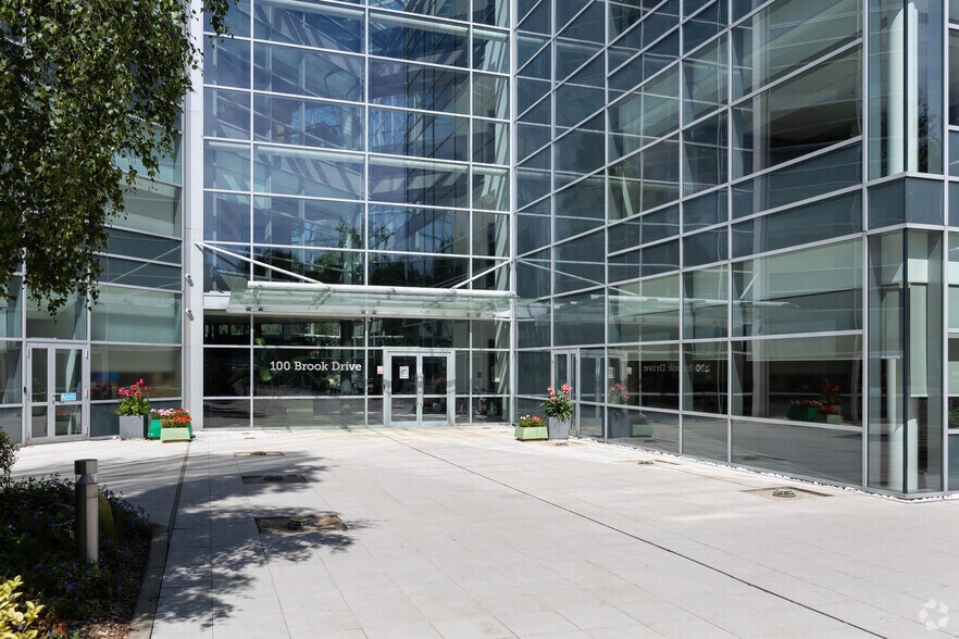 100 Brook Dr, Reading à louer - Photo du bâtiment - Image 3 de 3