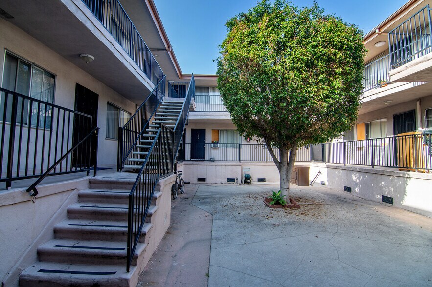 903 N Heliotrope Dr, Los Angeles, CA à vendre - Photo du bâtiment - Image 3 de 14