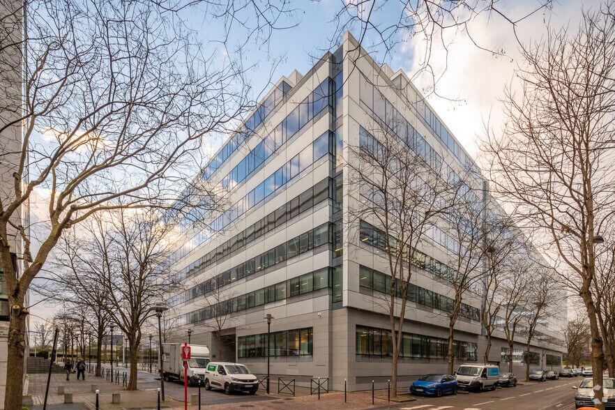 1 Place Louis Renault, Rueil-Malmaison à louer - Photo du bâtiment - Image 3 de 4