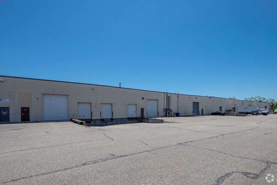 70-130 Sea Ln, Farmingdale, NY for lease - Building Photo - Image 2 of 2