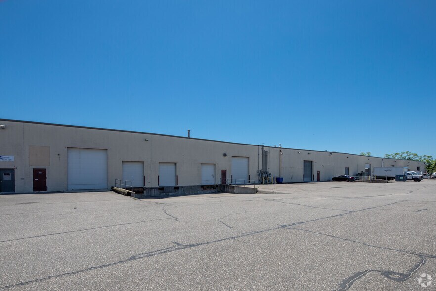 70-130 Sea Ln, Farmingdale, NY à louer - Photo du bâtiment - Image 2 de 2