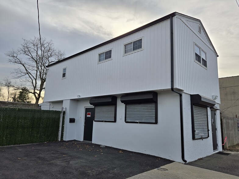 133 Cortland St, Lindenhurst, NY for lease - Building Photo - Image 1 of 6