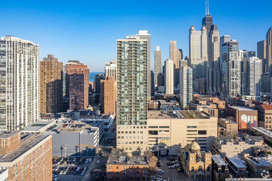 1030 N Clark St, Chicago, IL à louer - Photo du bâtiment - Image 3 de 12