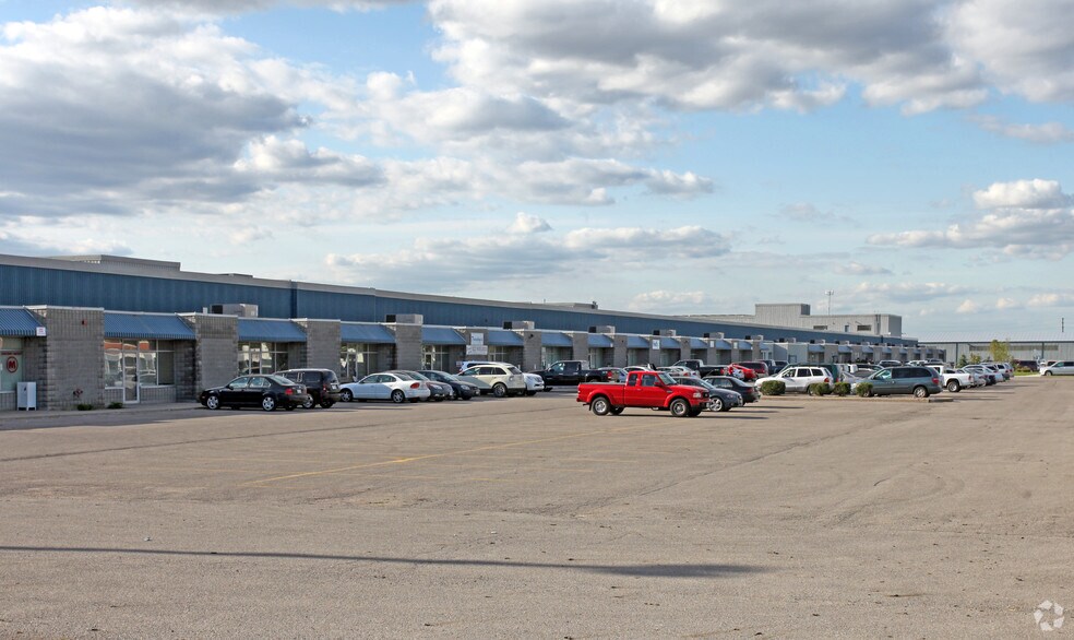 202 S Blair St, Whitby, ON à louer - Photo du bâtiment - Image 2 de 8