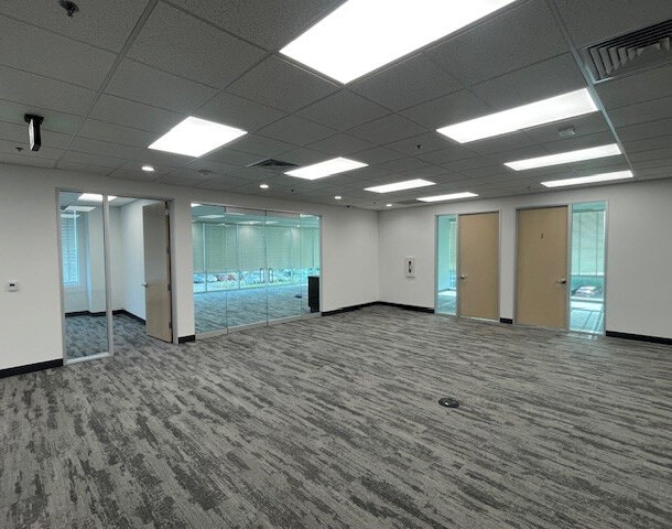 7815 N Palm Ave, Fresno, CA à louer - Photo du bâtiment - Image 3 de 11