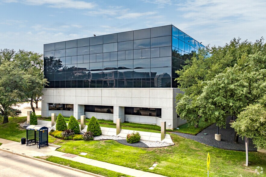 1651 N Collins Blvd, Richardson, TX à louer - Photo du bâtiment - Image 1 de 11