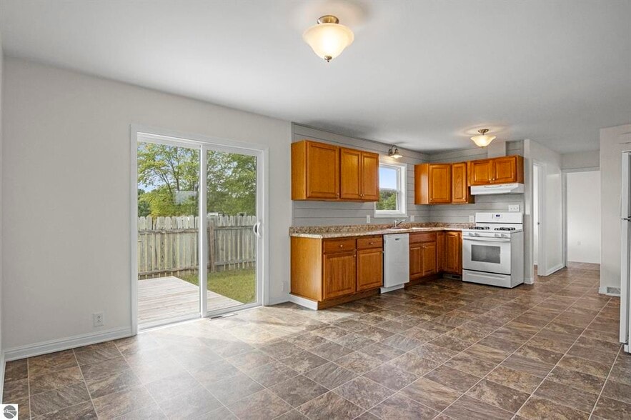 3066 S M 37, Traverse City, MI à vendre - Photo du bâtiment - Image 3 de 21