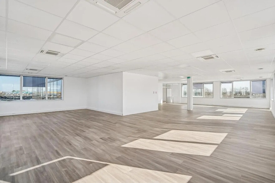 Office in Villepinte for lease - Interior Photo - Image 2 of 14