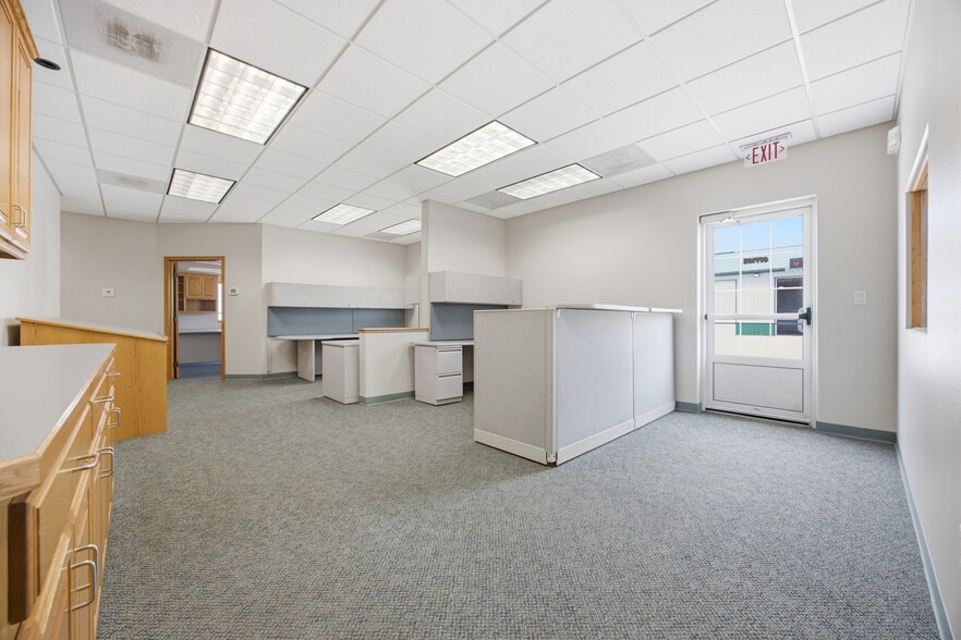 Shop/Office Portfolio for Sale portfolio of 5 properties for sale on LoopNet.ca - Building Photo - Image 2 of 24