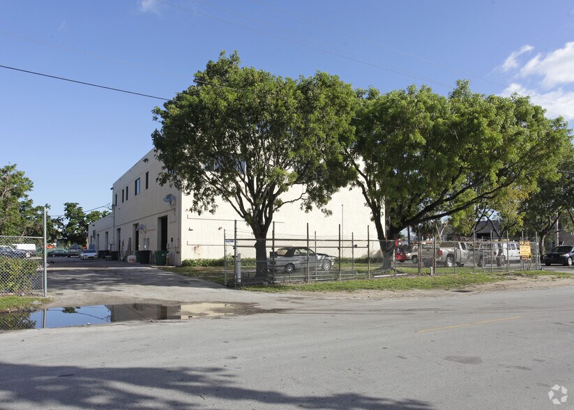 2241 NW 22nd St, Pompano Beach, FL à louer - Photo du bâtiment - Image 2 de 5