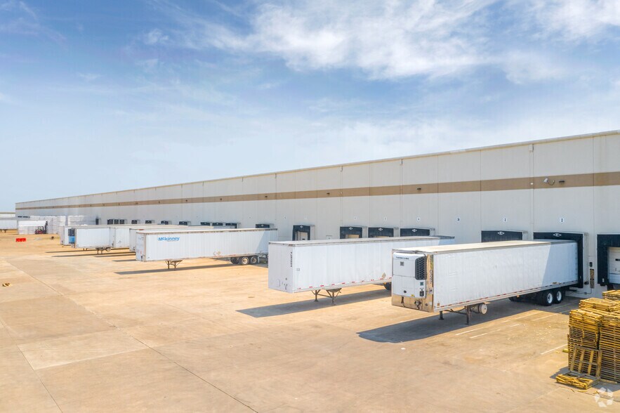 2722 S Jupiter Rd, Garland, TX à louer - Photo du bâtiment - Image 3 de 6