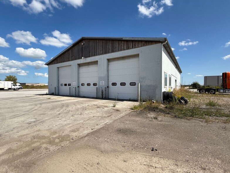 2675 Nodular Dr, Saginaw, MI à vendre - Photo du bâtiment - Image 2 de 7