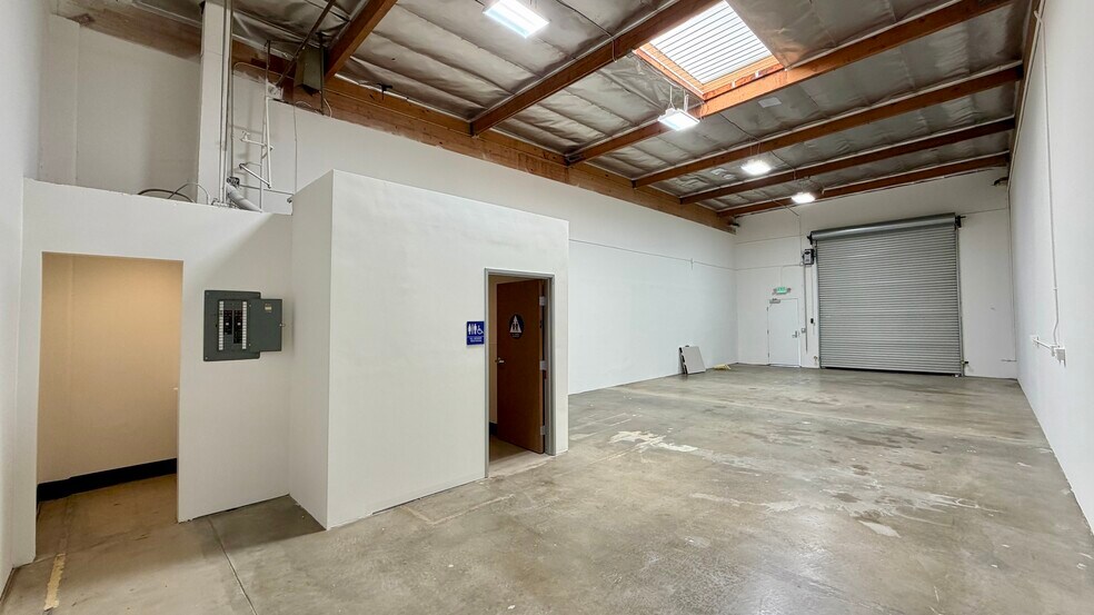 18320-18330 Oxnard St, Tarzana, CA à louer - Photo du bâtiment - Image 3 de 23