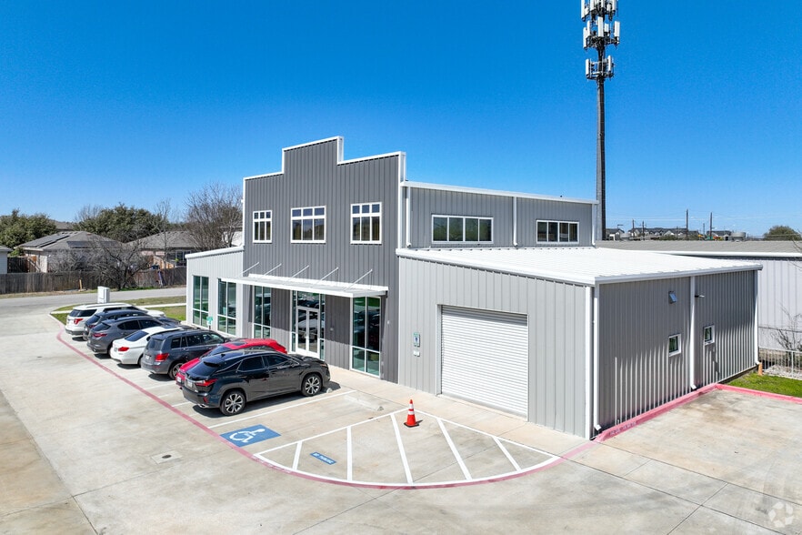 11215 Conroy Ln, Manchaca, TX for lease - Primary Photo - Image 1 of 4