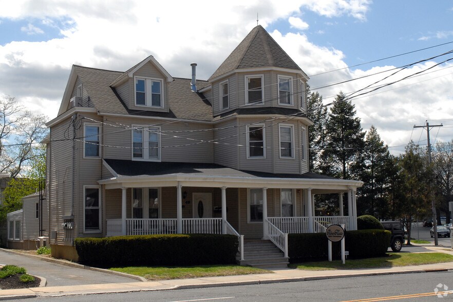 49 Riverside Ave, Red Bank, NJ à vendre - Photo du bâtiment - Image 3 de 5