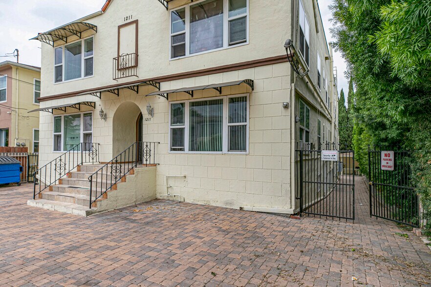 1211 N Kenmore Ave, Los Angeles, CA à vendre - Photo du bâtiment - Image 1 de 22