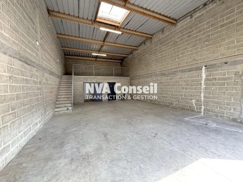 Rue Denis Papin, Beauchamp for lease - Interior Photo - Image 1 of 9