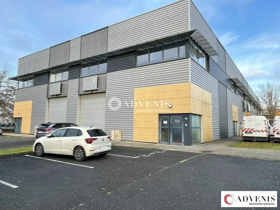 Flex in SAINT-JEAN-D'ILLAC for lease Building Photo- Image 1 of 8