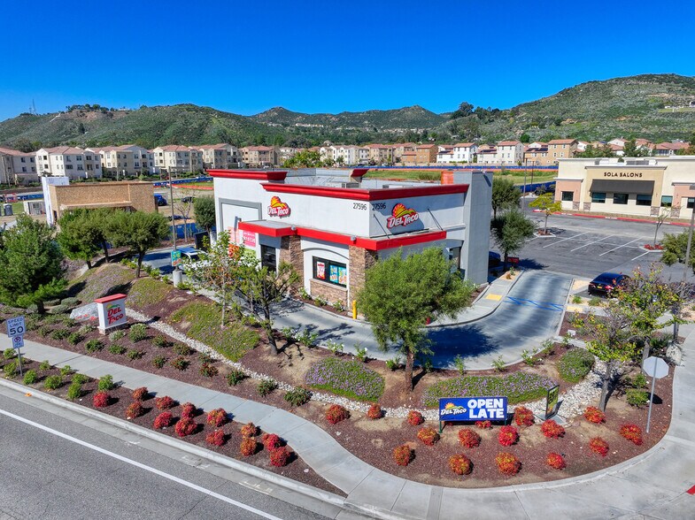 27596 Clinton Keith Rd, Murrieta, CA à vendre - Photo du bâtiment - Image 3 de 16