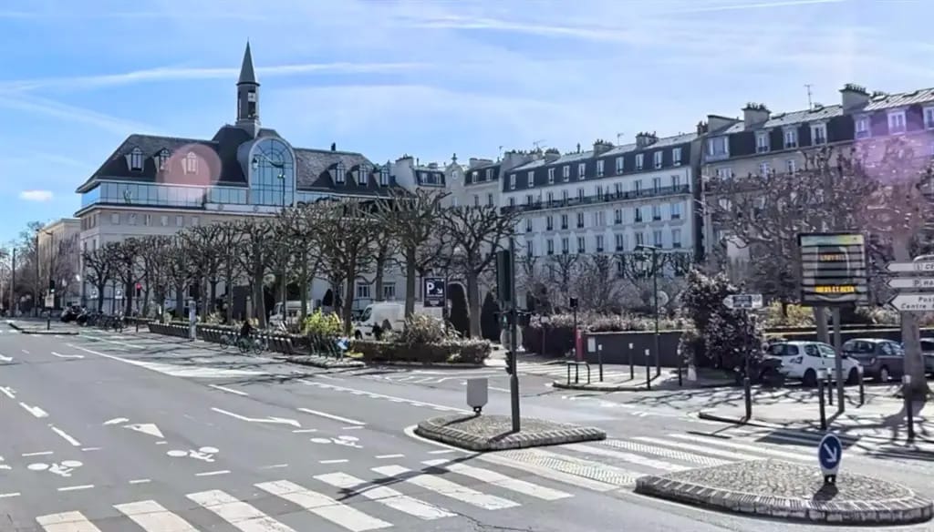 Retail in Saint-Mandé for lease Building Photo- Image 1 of 7