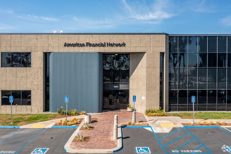 15991 Red Hill Ave, Tustin, CA à louer - Photo du bâtiment - Image 3 de 4