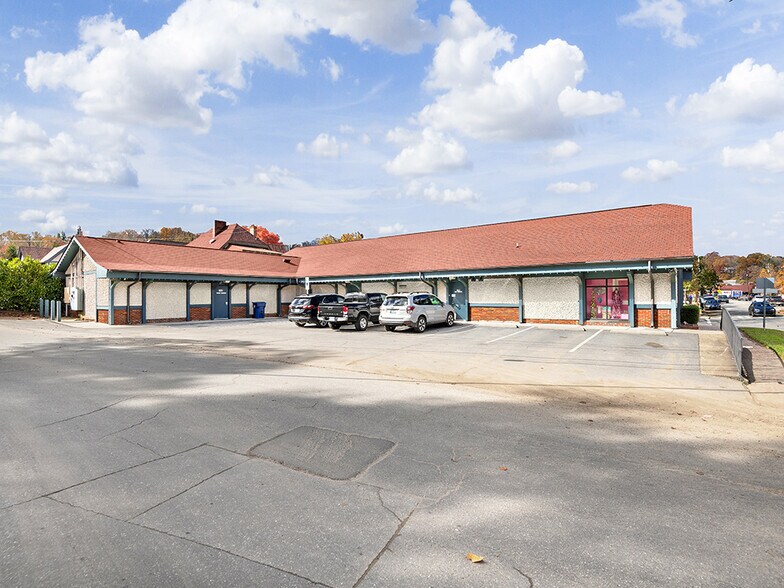 1 All Souls Crescent, Asheville, NC à louer - Photo du bâtiment - Image 3 de 5