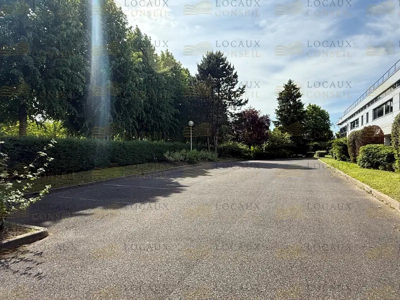 Flex in Tremblay-en-France for lease Primary Photo- Image 1 of 8