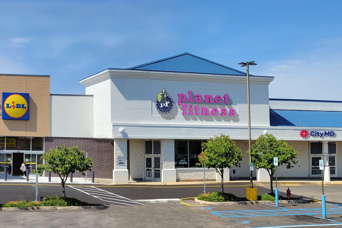 100 Broadway, Elmwood Park, NJ for lease Primary Photo- Image 1 of 2