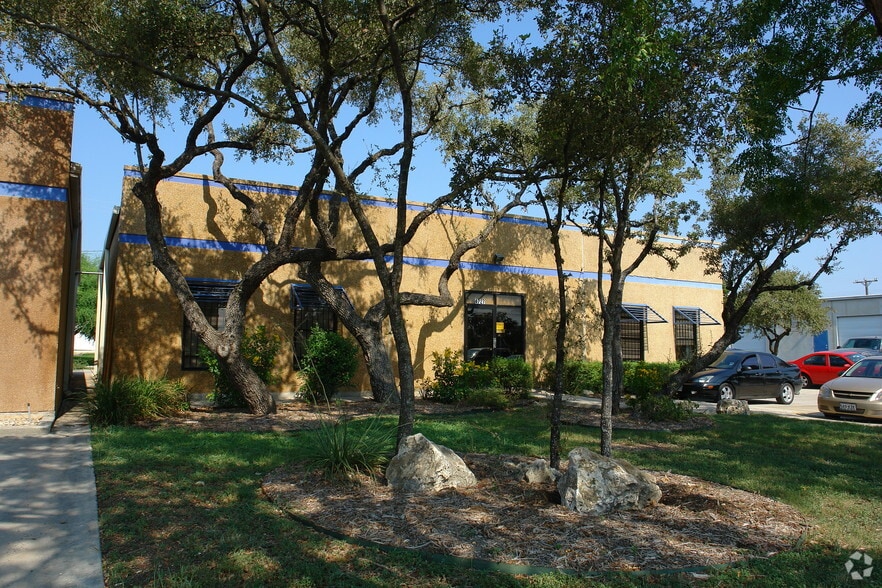 4727-4729 Shavano Oak, San Antonio, TX for lease - Building Photo - Image 3 of 4