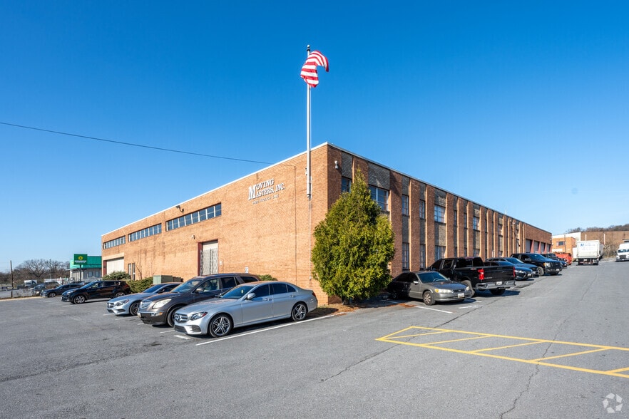 4900 Frolich Ln, Hyattsville, MD à vendre - Photo du bâtiment - Image 2 de 33